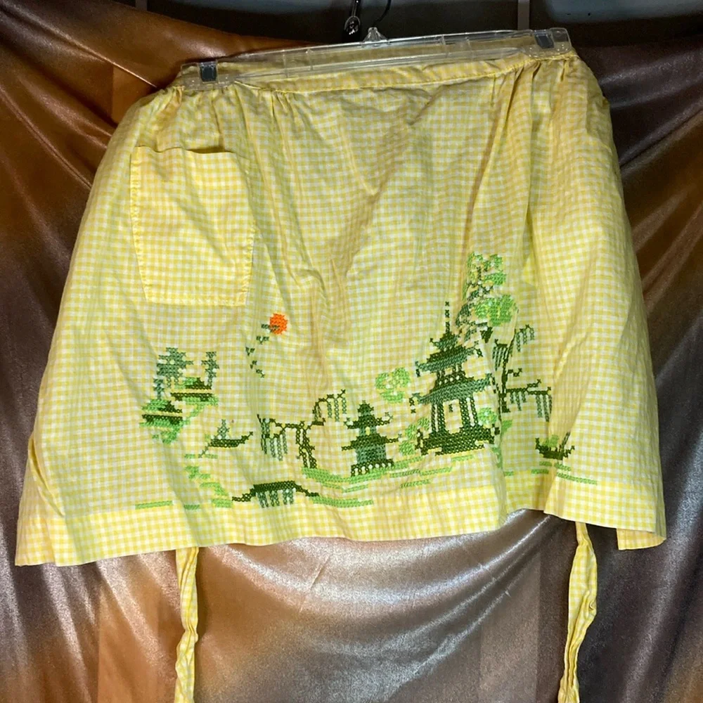 Vintage yellow gingham apron with cross stitch asian scene 19‎ x 16 plus straps